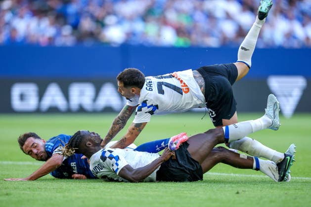 08.08.2026, Fußball, FC Schalke 04 - Atalanta Bergamo, Testspiel Freundschaftsspiel, Veltins-Arena Gelsenkirchen, Saison 2026 2027: Odilon Kossounou (Atalanta Bergamo 03) Gianluca Gaetano (Atalanta Bergamo 70) und Kenan Karaman (FC Schalke04 19) stürzen übereinander auf das Spielfeld DFB regulations prohibit any use of photographs as image sequences and or quasi-video. Nordrhein-Westfalen Deutschland *** August 8, 2026, Soccer, FC Schalke 04 vs. Atalanta Bergamo, Friendly Match, Veltins Arena, Gelsenkirchen, 2026–2027 Season: Odilon Kossounou (Atalanta Bergamo, No. 03), Gianluca Gaetano (Atalanta Bergamo, No. 70), and Kenan Karaman (FC Schalke 04, No. 19) rush onto the field together. DFB regulations prohibit any use of photographs as image sequences and or quasi-video North Rhine-Westphalia, Germany