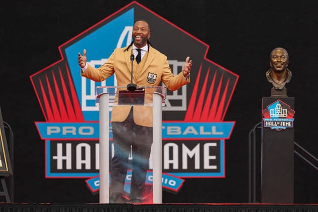 August 8, 2026, Canton, Ohio, USA: 2026 Pro Football Hall of Fame Enshrinee LARRY FITZGERALD speaks at the 2026 Pro Football Hall of Fame Enshrinement ceremony at Tom Benson Hall of Fame Stadium on August 8, 2026 in Canton, Ohio. NFL, American Football Herren, USA 2026: Pro Football Hall Of Fame Enshrinement  - ZUMAs335 20260808_znp_s335_020 Copyright: xMatthewxSmithx