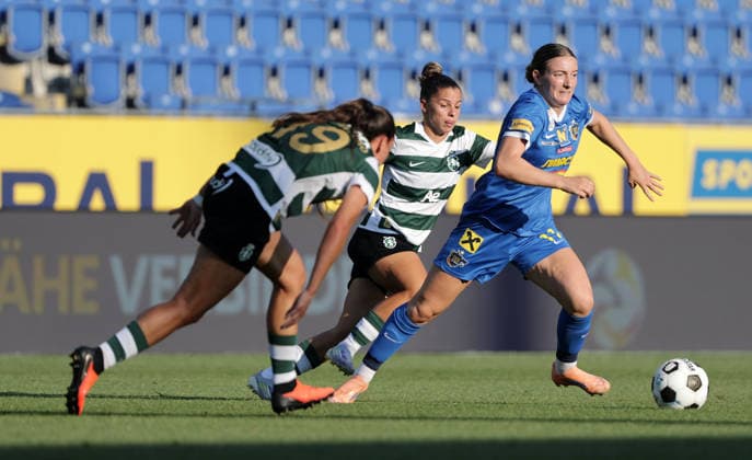 SOCCER - WCL, St.Poelten vs Sporting SANKT POELTEN,AUSTRIA,08.AUG.26 - SOCCER - UEFA Women s Champions League, qualification, SKN Sankt Poelten vs Sporting CP. Image shows Florencia Bonsegundo, Ana Dias (Lissabon) and Magdalena Rukavina (St.Poelten).  GEPAxpictures xWalterxLuger