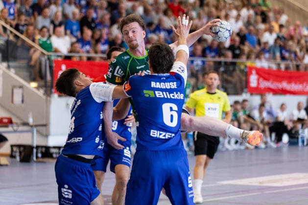 Erik PERSSON (FRISCH AUF! Goeppingen, 22) erzielt ein Tor, Aktion, Torwurf GER, FRISCH AUF! Goeppingen vs. HBW Balingen-Weilstetten, Handball, Vorbereitung, Turnier, S-Cup Altensteig, Halbfinale, Spielzeit 2026 2027, 08.08.2026, GER, FRISCH AUF! Goeppingen vs. HBW Balingen-Weilstetten, Handball, Vorbereitung, Turnier, S-Cup Altensteig, Halbfinale, Spielzeit 2026 2027, 08.08.2026, Altensteig *** Erik PERSSON, FRISCH AUF Goeppingen, No. 22, scores a goal, play, shot on goal GER, FRISCH AUF Goeppingen vs. HBW Balingen Weilstetten, handball, preseason, tournament, S Cup Altensteig, Semifinal, 2026–2027 season, August 8, 2026, GER, FRISCH AUF Goeppingen vs. HBW Balingen Weilstetten, handball, preseason, tournament, S Cup Altensteig, semifinal, 2026–2027 season, August 8, 2026, Altensteig Copyright: xEibnerxPressefoto OliverxSchmidtx EP_OST
