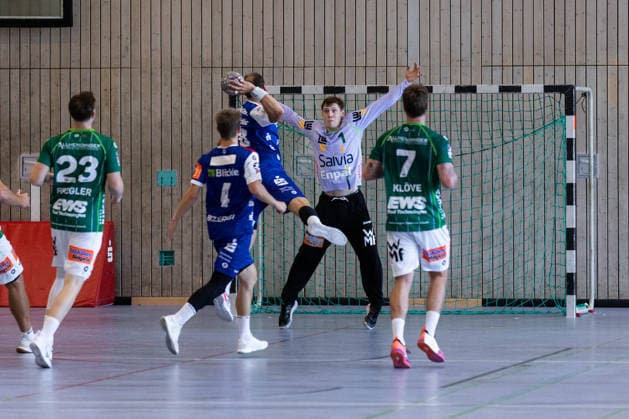 Julian BUCHELE (FRISCH AUF! Goeppingen, 01) gegen Tobias HEINZELMANN (HBW Balingen-Weilstetten, 28) GER, FRISCH AUF! Goeppingen vs. HBW Balingen-Weilstetten, Handball, Vorbereitung, Turnier, S-Cup Altensteig, Halbfinale, Spielzeit 2026 2027, 08.08.2026, GER, FRISCH AUF! Goeppingen vs. HBW Balingen-Weilstetten, Handball, Vorbereitung, Turnier, S-Cup Altensteig, Halbfinale, Spielzeit 2026 2027, 08.08.2026, Altensteig *** Julian BUCHELE (FRISCH AUF Goeppingen), No. 01 vs. Tobias HEINZELMANN (HBW Balingen Weilstetten), No. 28, GER, FRISCH AUF Goeppingen vs. HBW Balingen Weilstetten, Handball, Preseason, Tournament, S Cup Altensteig, Semifinal, 2026–2027 Season, August 8, 2026, GER, FRISCH AUF Goeppingen vs. HBW Balingen Weilstetten, Handball, Preseason, Tournament, S Cup Altensteig, Semifinal, 2026–2027 Season, August 8, 2026, Altensteig Copyright: xEibnerxPressefoto OliverxSchmidtx EP_OST