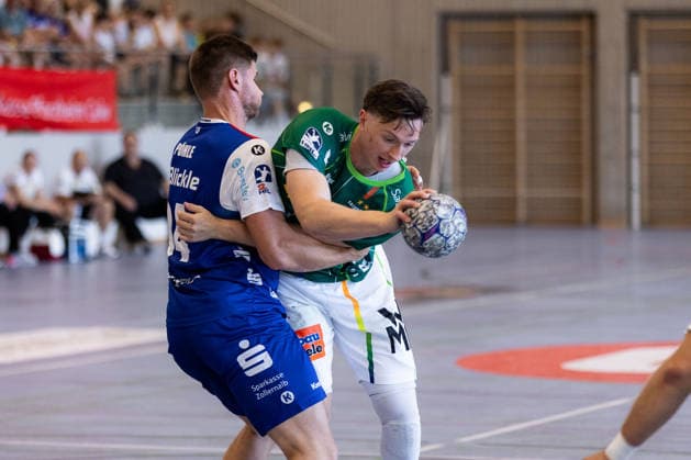 Georg POEHLE (HBW Balingen-Weilstetten, 94) im Zweikampf gegen Ole PREGLER (FRISCH AUF! Goeppingen, 23) GER, FRISCH AUF! Goeppingen vs. HBW Balingen-Weilstetten, Handball, Vorbereitung, Turnier, S-Cup Altensteig, Halbfinale, Spielzeit 2026 2027, 08.08.2026, GER, FRISCH AUF! Goeppingen vs. HBW Balingen-Weilstetten, Handball, Vorbereitung, Turnier, S-Cup Altensteig, Halbfinale, Spielzeit 2026 2027, 08.08.2026, Altensteig *** Georg POEHLE (HBW Balingen Weilstetten), No. 94, in a one-on-one battle against Ole PREGLER (FRISCH AUF Goeppingen), No. 23 (GER), FRISCH AUF Goeppingen vs. HBW Balingen Weilstetten, Handball, Preseason, Tournament, S Cup Altensteig, Semifinal, 2026–2027 Season, August 8, 2026, GER, FRISCH AUF Göppingen vs. HBW Balingen Weilstetten, Handball, Preseason, Tournament, S Cup Altensteig, Semifinal, 2026–2027 Season, August 8, 2026, Altensteig Copyright: xEibnerxPressefoto OliverxSchmidtx EP_OST