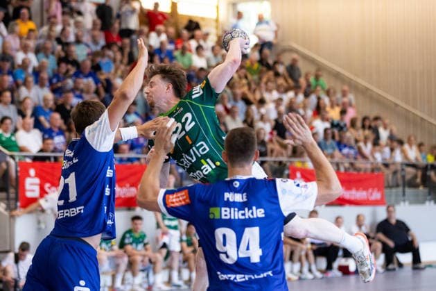 Erik PERSSON (FRISCH AUF! Goeppingen, 22) erzielt ein Tor, Aktion, Torwurf GER, FRISCH AUF! Goeppingen vs. HBW Balingen-Weilstetten, Handball, Vorbereitung, Turnier, S-Cup Altensteig, Halbfinale, Spielzeit 2026 2027, 08.08.2026, GER, FRISCH AUF! Goeppingen vs. HBW Balingen-Weilstetten, Handball, Vorbereitung, Turnier, S-Cup Altensteig, Halbfinale, Spielzeit 2026 2027, 08.08.2026, Altensteig *** Erik PERSSON, FRISCH AUF Goeppingen, No. 22, scores a goal, play, shot on goal GER, FRISCH AUF Goeppingen vs. HBW Balingen Weilstetten, handball, preseason, tournament, S Cup Altensteig, Semifinal, 2026–2027 season, August 8, 2026, GER, FRISCH AUF Goeppingen vs. HBW Balingen Weilstetten, handball, preseason, tournament, S Cup Altensteig, semifinal, 2026–2027 season, August 8, 2026, Altensteig Copyright: xEibnerxPressefoto OliverxSchmidtx EP_OST