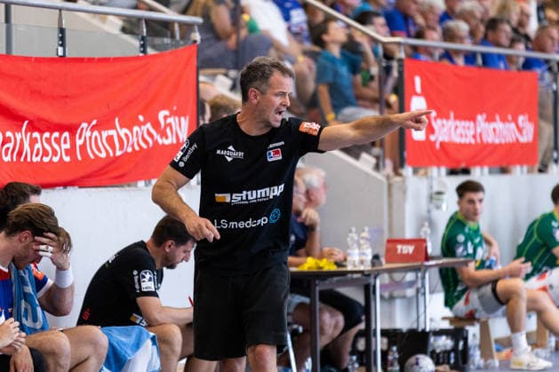Matthias Matti FLOHR (HBW Balingen-Weilstetten, Cheftrainer) Geste, gestikuliert, gibt Anweisungen, Aktion GER, FRISCH AUF! Goeppingen vs. HBW Balingen-Weilstetten, Handball, Vorbereitung, Turnier, S-Cup Altensteig, Halbfinale, Spielzeit 2026 2027, 08.08.2026, GER, FRISCH AUF! Goeppingen vs. HBW Balingen-Weilstetten, Handball, Vorbereitung, Turnier, S-Cup Altensteig, Halbfinale, Spielzeit 2026 2027, 08.08.2026, Altensteig *** Matthias Matti FLOHR, HBW Balingen Weilstetten, head coach; gesturing, giving instructions; action: GER, FRISCH AUF Goeppingen vs. HBW Balingen Weilstetten, handball, preseason, tournament, S Cup Altensteig, Semifinal, 2026–2027 season, August 8, 2026, GER, FRISCH AUF Goeppingen vs. HBW Balingen Weilstetten, handball, preseason, tournament, S Cup Altensteig, semifinal, 2026–2027 season, August 8, 2026, Altensteig Copyright: xEibnerxPressefoto OliverxSchmidtx EP_OST