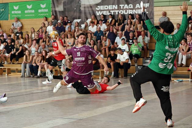 08.08.2026, xovx, Handball Lindencup, TV Hüttenberg - Pfadi Winterthur v.l. Maximilian Freiberg (Pfadi Winterthur), Vit Reichl (TV Hüttenberg), Ivan Simic (Pfadi Winterthur), Ramon Kusnadar (Pfadi Winterthur) Linden Stadthalle Hessen Deutschland (DE) *** August 8, 2026, xovx, Lindencup Handball Tournament, TV Hüttenberg vs. Pfadi Winterthur; from left: Maximilian Freiberg (Pfadi Winterthur), Vit Reichl (TV Hüttenberg), Ivan Simic (Pfadi Winterthur), Ramon Kusnadar (Pfadi Winterthur); Linden Stadthalle, Hesse, Germany, DE