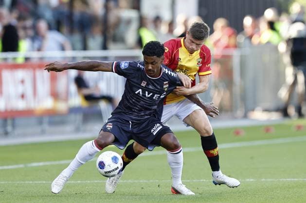 DEVENTER - (lr) Jaden Slory of Willem II, Alfons Sampsted of Go Ahead Eagles during the Dutch Eredivisie match between Go Ahead Eagles and Willem II at De Adelaarshorst on August 8, 2026 in Deventer, the Netherlands. VINCENT JANNINK ANP Eredivisie 2026 27 xVIxANPxSportx xxANPxIVx 565095640 originalFilename: 565095640.jpg