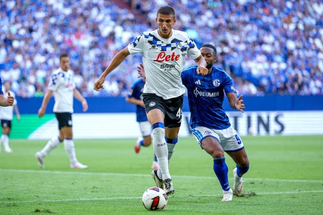 08.08.2026, Fußball, FC Schalke 04 - Atalanta Bergamo, Testspiel Freundschaftsspiel, Veltins-Arena Gelsenkirchen, Saison 2026 2027: Frederico Cassa (Atalanta Bergamo 49) im Zweikampf gegen Moussa Sylla (FC Schalke04 09) DFB regulations prohibit any use of photographs as image sequences and or quasi-video. Nordrhein-Westfalen Deutschland *** August 8, 2026, Soccer, FC Schalke 04 vs. Atalanta Bergamo, Friendly Match, Veltins Arena, Gelsenkirchen, 2026–2027 season: Frederico Cassa of Atalanta Bergamo, No. 49, in a tackle against Moussa Sylla of FC Schalke 04. Note: DFB regulations prohibit any use of photographs as image sequences and or quasi-video. North Rhine-Westphalia, Germany
