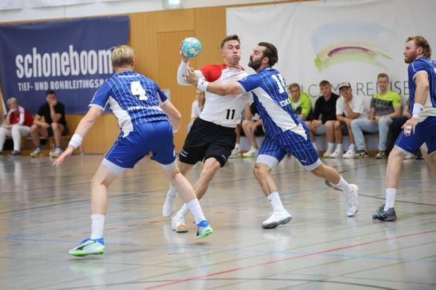 Lasse Andersson ( 11; HÖJ Elite) kämpft sich mit dem Ball in der Hand durch die Abwehr von VfL Gummersbach und wird dabei von einem Gegenspieler mit der Nummer 15 gestellt. Im Hintergrund verfolgen weitere Spieler beider Teams die Szene in der KGS-Sporthalle Schneverdingen. Lasse Andersson ( 11; HÖJ Elite) im Durchbruch gegen VfL Gummersbach *** Lasse Andersson (11, HÖJ Elite) fights his way through the VfL Gummersbach defense with the ball in hand and is tackled by an opponent wearing number 15. In the background, other players from both teams watch the action unfold at the KGS Sports Hall in Schneverdingen. Lasse Andersson (11, HÖJ) Elite breaks through against VfL Gummersbach Copyright: xspeedshotx