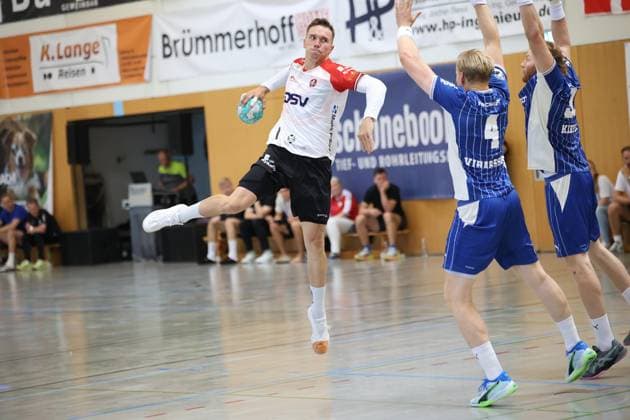 Lasse Andersson springt mit dem Ball in der Hand hoch und zieht zum Wurf ab, während zwei Abwehrspieler des VfL Gummersbach die Arme hochreißen. Die Szene zeigt einen dynamischen Angriff in der KGS-Sporthalle Schneverdingen. Lasse Andersson ( 11; HÖJ Elite) beim Sprungwurf gegen VfL Gummersbach *** Lasse Andersson jumps up with the ball in his hand and takes a shot, while two VfL Gummersbach defenders throw their arms up. The scene shows a dynamic attack at the KGS Sports Hall in Schneverdingen: Lasse Andersson (No. 11, HÖJ Elite) on a jump shot against VfL Gummersbach. Copyright: xspeedshotx