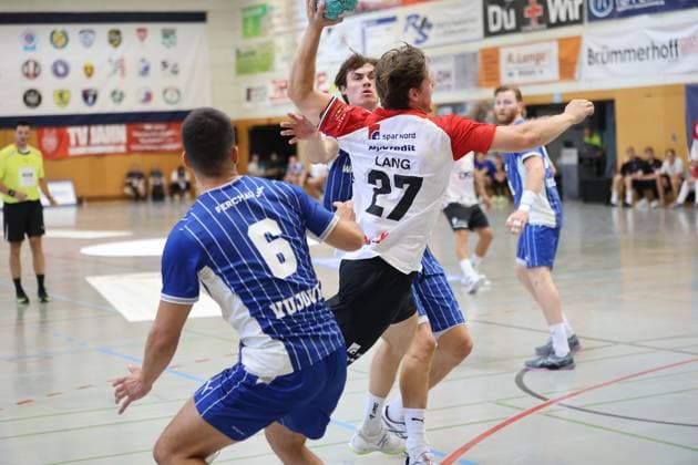 Andreas Lang ( 27; HÖJ Elite) zieht im Sprung ab und wird von Miloö Vujovi? ( 6; VfL Gummersbach) geblockt. Im Hintergrund verfolgen weitere Gummersbach-Spieler die Szene in der KGS-Sporthalle Schneverdingen. Andreas Lang ( 27; HÖJ Elite) beim Wurf gegen VfL Gummersbach *** Andreas Lang (27, HÖJ Elite) takes off for a jump shot and is blocked by Miloö Vujovi (6, VfL Gummersbach). In the background, other Gummersbach players watch the action at the KGS Sports Hall in Schneverdingen. Andreas Lang (27, HÖJ Elite) takes a shot against VfL Gummersbach. Copyright: xspeedshotx