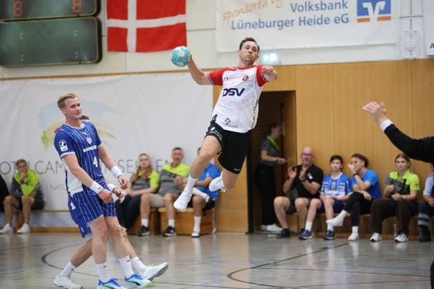 Hampus Wanne springt hoch und zieht zum Wurf ab, während Ellidi Vidarsson ( 4; VfL Gummersbach) im Hintergrund beobachtet. Die Szene findet in der KGS-Sporthalle Schneverdingen statt. Hampus Wanne ( 14; HÖJ Elite) beim Sprungwurf gegen VfL Gummersbach *** Hampus Wanne jumps high and goes up for a shot, while Ellidi Vidarsson of VfL Gummersbach watches in the background. The scene takes place at the KGS Sports Hall in Schneverdingen. Hampus Wanne (No. 14, HÖJ Elite) attempts a jump shot against VfL Gummersbach. Copyright: xspeedshotx