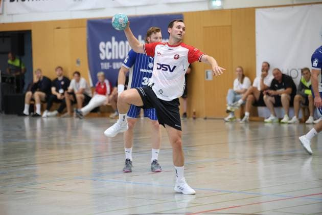 Hampus Wanne von HÖJ Elite holt mit dem Ball in der erhobenen Hand zum Wurf aus, während ein Spieler des VfL Gummersbach im Hintergrund steht. Die Szene findet in der KGS-Sporthalle in Schneverdingen statt. Hampus Wanne (HÖJ Elite) beim Wurfansatz in der KGS-Sporthalle *** Hampus Wanne of HÖJ Elite winds up to shoot with the ball held aloft, while a VfL Gummersbach player stands in the background. The scene takes place at the KGS Sports Hall in Schneverdingen. Hampus Wanne of HÖJ Elite prepares to shoot at the KGS Sports Hall Copyright: xspeedshotx