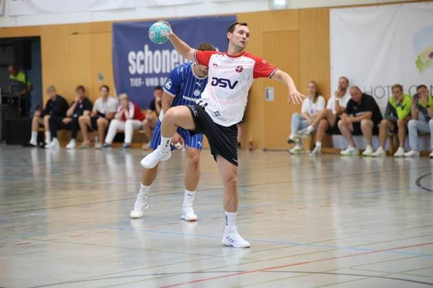 Hampus Wanne von HÖJ Elite zieht zum Wurf auf, während ein Verteidiger des VfL Gummersbach Druck macht. Die Szene findet in der KGS-Sporthalle in Schneverdingen statt. Hampus Wanne (HÖJ Elite) beim Wurfversuch in der KGS-Sporthalle *** Hampus Wanne of HÖJ Elite drives toward the basket while a VfL Gummersbach defender applies pressure. The scene takes place at the KGS Sports Hall in Schneverdingen. Hampus Wanne of HÖJ Elite attempts a shot at the KGS Sports Hall. Copyright: xspeedshotx