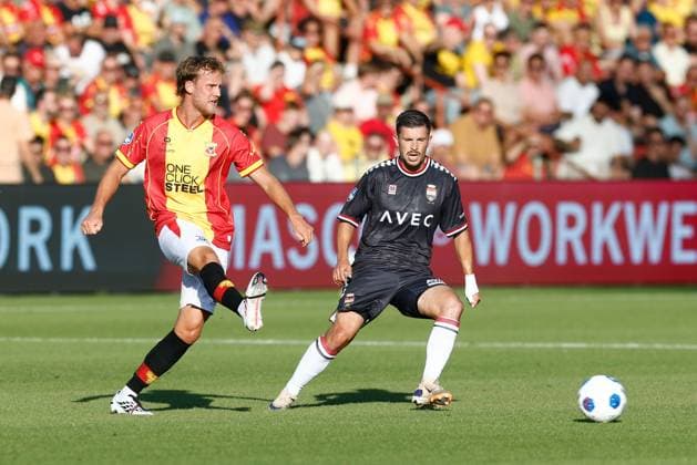 DEVENTER , 08-08-2026 , Stadium De Adelaarshorst , season 2026 2027 , Dutch Eredivisie football . match between Go Ahead Eagles and Willem II, Picture shows Go Ahead Eagles player Melle Meulensteen, Willem II player Alessandro Ciranni Go Ahead Eagles - Willem II  x205554103x Copyright: