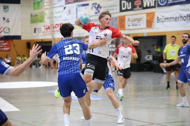 Marius Nörsöller ( 21; HÖJ Elite) zieht im Sprung zum Wurf ab, während Nikola Roganovic ( 23) die Abwehr versucht. Die Szene findet in der KGS-Sporthalle in Schneverdingen statt. Marius Nörsöller ( 21; HÖJ Elite) im Sprungwurf gegen Nikola Roganovic ( 23) *** Marius Nörsöller, 21, of HÖJ Elite, takes off for a jump shot, while Nikola Roganovic, 23, tries to defend. The scene takes place at the KGS Sports Hall in Schneverdingen. Marius Nörsöller, 21, of HÖJ Elite, takes a jump shot against Nikola Roganovic, 23. Copyright: xspeedshotx