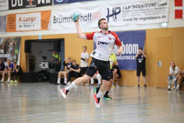 Thomas Solstad von HÖJ Elite springt mit dem Ball in der Wurfphase ab und zielt aufs Tor. Im Hintergrund sind Zuschauer und Betreuer auf der Seitenlinie zu sehen. Thomas Solstad (HÖJ Elite) beim Sprungwurf in der KGS-Sporthalle *** Thomas Solstad of HÖJ Elite takes off with the ball as he prepares to shoot, aiming for the goal. Spectators and coaches can be seen on the sideline in the background. Thomas Solstad of HÖJ Elite takes a jump shot at the KGS Sports Hall. Copyright: xspeedshotx