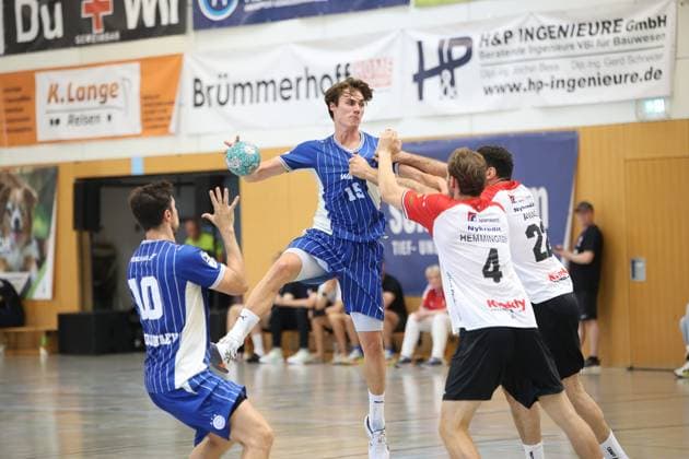 Miro Schluroff ( 15; VfL Gummersbach) springt mit Ball in der Hand hoch und zieht ab, während zwei Spieler von HÖJ Elite, darunter Lauge Hemmingsen ( 4), ihn zu stoppen versuchen. Ein weiterer Gummersbach-Spieler steht links im Bild bereit. Miro Schluroff ( 15; VfL Gummersbach) im Sprungwurf gegen HÖJ Elite *** Miro Schluroff 15 of VfL Gummersbach jumps up with the ball in his hand and shoots, while two players from HÖJ Elite, including Lauge Hemmingsen 4, try to stop him. Another Gummersbach player stands ready on the left side of the picture. Miro Schluroff 15 of VfL Gummersbach takes a jump shot against HÖJ Elite. Copyright: xspeedshotx