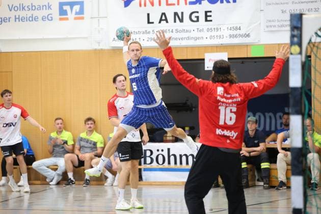 Tilen Kodrin ( 5; VfL Gummersbach) zieht aus dem Sprung ab, während Jannick Green ( 16; HÖJ Elite) mit ausgestreckten Armen den Abschluss zu blocken versucht. Andreas Lang und Marius Ptak von HÖJ Elite sind im Hintergrund zu sehen. Tilen Kodrin ( 5; VfL Gummersbach) beim Sprungwurf gegen Jannick Green ( 16; HÖJ Elite) *** Tilen Kodrin (5, VfL Gummersbach) shoots off the jump, while Jannick Green 16 of HÖJ Elite tries to block the shot with outstretched arms. Andreas Lang and Marius Ptak of HÖJ Elite can be seen in the background. Tilen Kodrin 5 of VfL Gummersbach takes a jump shot against Jannick Green 16 of HÖJ Elite. Copyright: xspeedshotx