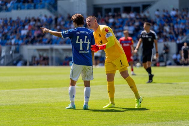 Spielszene, Geste, Gestik, v.l. Yosuke Furukawa (SV Darmstadt 98, 44) im Gespraech mit Marcel Schuhen (SV Darmstadt 98, 01), GER, SV Darmstadt 98 vs. Holstein Kiel, Fussball, 2. Bundesliga, 1. Spieltag, Saison 2026 2027, 08.08.2026, DFL REGULATIONS PROHIBIT ANY USE OF PHOTOGRAPHS AS IMAGE SEQUENCES AND OR QUASI-VIDEO, GER, SV Darmstadt 98 vs. Holstein Kiel, Fussball, 2. Bundesliga, 1. Spieltag, Saison 2026 2027, 08.08.2026 Darmstadt *** Game scene, gesture, body language; from left: Yosuke Furukawa (SV Darmstadt 98), No. 44, talking with Marcel Schuhen (SV Darmstadt 98), 01, GER, SV Darmstadt 98 vs. Holstein Kiel, soccer, 2. Bundesliga, Matchday 1, 2026–2027 season, August 8, 2026, DFL regulations prohibit any use of photographs as image sequences and or quasi-video, GER, SV Darmstadt 98 vs. Holstein Kiel, soccer, 2. Bundesliga, Matchday 1, 2026–2027 season, August 8, 2026, Darmstadt Copyright: xEibner-Pressefoto J-NxGroemlingx EP_JGG