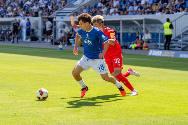 Spielszene, Zweikampf, Dribbling, Offensivaktion, v.l. Manolo Merx (SV Darmstadt 98, 48), Hiroki Sekine (Holstein Kiel, 32), GER, SV Darmstadt 98 vs. Holstein Kiel, Fussball, 2. Bundesliga, 1. Spieltag, Saison 2026 2027, 08.08.2026, DFL REGULATIONS PROHIBIT ANY USE OF PHOTOGRAPHS AS IMAGE SEQUENCES AND OR QUASI-VIDEO, GER, SV Darmstadt 98 vs. Holstein Kiel, Fussball, 2. Bundesliga, 1. Spieltag, Saison 2026 2027, 08.08.2026 Darmstadt *** Game action, tackle, dribbling, offensive play, from left: Manolo Merx (SV Darmstadt 98, 48), Hiroki Sekine (Holstein Kiel, 32), GER, SV Darmstadt 98 vs. Holstein Kiel, soccer, 2. Bundesliga, Matchday 1, 2026–2027 season, August 8, 2026, DFL regulations prohibit any use of photographs as image sequences and or quasi-video, GER, SV Darmstadt 98 vs. Holstein Kiel, soccer, 2. Bundesliga, Matchday 1, 2026–2027 season, August 8, 2026, Darmstadt Copyright: xEibner-Pressefoto J-NxGroemlingx EP_JGG