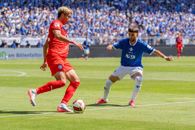 Spielszene, Zweikampf, Pass, Passpiel Hiroki Sekine (Holstein Kiel, 32), r. Ibrahim El Kadiri (SV Darmstadt 98, 11), GER, SV Darmstadt 98 vs. Holstein Kiel, Fussball, 2. Bundesliga, 1. Spieltag, Saison 2026 2027, 08.08.2026, DFL REGULATIONS PROHIBIT ANY USE OF PHOTOGRAPHS AS IMAGE SEQUENCES AND OR QUASI-VIDEO, GER, SV Darmstadt 98 vs. Holstein Kiel, Fussball, 2. Bundesliga, 1. Spieltag, Saison 2026 2027, 08.08.2026 Darmstadt *** Game action, tackle, pass, passing play: Hiroki Sekine (Holstein Kiel, 32) vs. Ibrahim El Kadiri (SV Darmstadt 98, 11), GER, SV Darmstadt 98 vs. Holstein Kiel, soccer, 2. Bundesliga, Matchday 1, 2026–2027 season, August 8, 2026, DFL regulations prohibit any use of photographs as image sequences and or quasi-video, GER, SV Darmstadt 98 vs. Holstein Kiel, soccer, 2. Bundesliga, Matchday 1, 2026–2027 season, August 8, 2026, Darmstadt Copyright: xEibner-Pressefoto J-NxGroemlingx EP_JGG