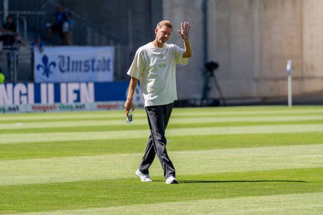 Freisteller, Portrait, Winken, Geste, Gestik Florian Kohfeldt (SV Darmstadt 98, Cheftrainer) vor dem Spiel, GER, SV Darmstadt 98 vs. Holstein Kiel, Fussball, 2. Bundesliga, 1. Spieltag, Saison 2026 2027, 08.08.2026, DFL REGULATIONS PROHIBIT ANY USE OF PHOTOGRAPHS AS IMAGE SEQUENCES AND OR QUASI-VIDEO, GER, SV Darmstadt 98 vs. Holstein Kiel, Fussball, 2. Bundesliga, 1. Spieltag, Saison 2026 2027, 08.08.2026 Darmstadt *** Cutout, Portrait, Waving, Gesture, Body Language Florian Kohfeldt, SV Darmstadt 98, Head Coach before the game, GER, SV Darmstadt 98 vs. Holstein Kiel, Soccer, 2. Bundesliga, Matchday 1, 2026–2027 Season, August 8, 2026, DFL regulations prohibit any use of photographs as image sequences and or quasi-video, GER, SV Darmstadt 98 vs. Holstein Kiel, soccer, 2. Bundesliga, Matchday 1, 2026–2027 Season, August 8, 2026, Darmstadt Copyright: xEibner-Pressefoto J-NxGroemlingx EP_JGG