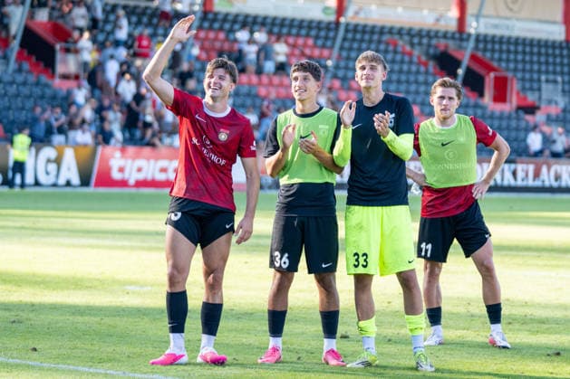 Antonis Aidonis (SG Sonnenhof Großaspach, 15), Mark Gashi (SG Sonnenhof Großaspach, 36) und Tim Schulz (SG Sonnenhof Großaspach, 33) feiern den Sieg, SG Sonnenhof Großaspach vs. Fortuna Köln, Fussball, 3. Liga, 1. Spieltag, 08.08.2026, DFB regulations prohibit any use of photographs as image sequences and or quasi-video Aspach Baden-Wuerttemberg Deutschland *** Antonis Aidonis (SG Sonnenhof Großaspach, 15), Mark Gashi (SG Sonnenhof Großaspach, 36), and Tim Schulz (SG Sonnenhof Großaspach, 33) celebrate the victory; SG Sonnenhof Großaspach vs. Fortuna Köln, soccer, 3rd Division, Matchday 1, August 8, 2026, DFB regulations prohibit any use of photographs as image sequences and or quasi-video. Aspach, Baden-Württemberg, Germany Copyright: xkolbert-press PhilipxZieglerx