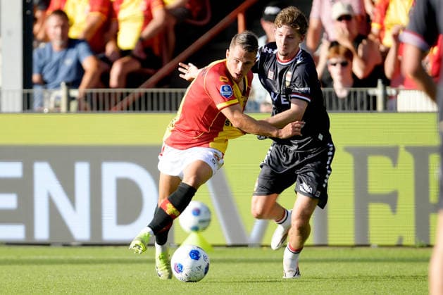 2026-08-08 - VriendenLoterij Eredivisie DEVENTER, NETHERLANDS - AUGUST 8: (L-R) Mathis Suray of Go Ahead Eagles, Alessandro Ciranni of Willem II during the VriendenLoterij Eredivisie at the De Adelaarshorst on August 8, 2026 in Deventer, Netherlands Deventer De Adelaarshorst Netherlands Content not available for redistribution in The Netherlands directly or indirectly through any third parties. Copyright: xDennisxBresserx