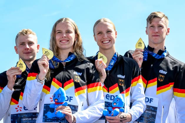 Oliver Klemet, Julia Ackermann, Isabel Gose, Florian Wellbrock of Germany show the gold medal after competing in the open water swimming 4x1500m Mixed Relay Final during the European Aquatics Championships at the River Seine in Paris (France), August 8, 2026. Andrea Staccioli