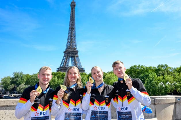 Oliver Klemet, Julia Ackermann, Isabel Gose, Florian Wellbrock of Germany show the gold medal after competing in the open water swimming 4x1500m Mixed Relay Final during the European Aquatics Championships at the River Seine in Paris (France), August 8, 2026. Andrea Staccioli