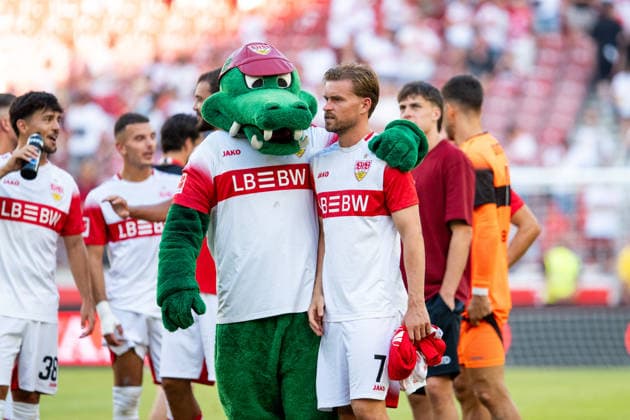 08.08.2026, GER, Fussball, Herren, Testspiel, Saison 2026 2027, VfB Stuttgart vs Everton FC Maximilian Mittelstädt ( VfB Stuttgart, 07 ) mit Maskottchen Fritzle, Stuttgart MHP Arena Baden-Württemberg Deutschland *** August 8, 2026, GER, Soccer, Men s, Friendly Match, 2026–2027 Season, VfB Stuttgart vs. Everton FC, Maximilian Mittelstädt (VfB Stuttgart), No. 7, with mascot Fritzle, Stuttgart MHP Arena, Baden-Württemberg, Germany Copyright: xNordphoto Memmlerx