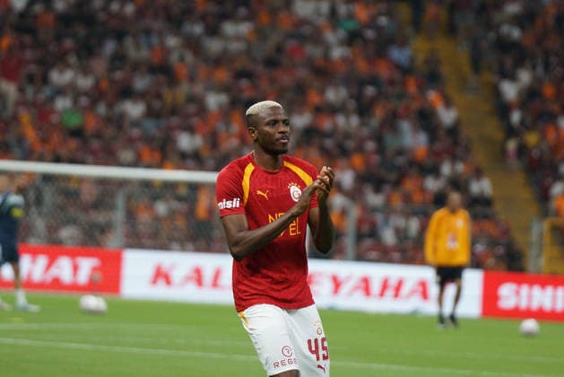 August 8, 2026, Sariyer, Istanbul, Turkey: Victor Osimhen (C) of Galatasaray greets the fans before the Pre-Season Friendly match between Galatasaray and Villarreal CF at the Ali Sami Yen Sports Complex RAMS Park in Istanbul, Turkey, on August 8, 2026. Pre-Season Friendly: Galatasaray Vs Villarreal CF  - ZUMAu194 20260808_zip_u194_002 Copyright: xTolgaxUluturkx