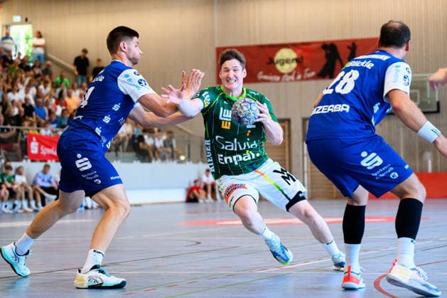 Altensteig: SCup - 26 27 - Frisch Auf Goeppingen - HBW Balingen Yonatan Dayan (Balingen), Oskar Sunnefeldt (Goeppingen), Tobias Heinzelmann (HBW Balingen) Altensteig Eichwaldhalle Baden-Württemberg Deutschland *** Altensteig SCup 26 27 Frisch Auf Goeppingen HBW Balingen Yonatan Dayan Balingen, Oskar Sunnefeldt Goeppingen, Tobias Heinzelmann HBW Balingen Altensteig Eichwaldhalle Baden-Württemberg Germany