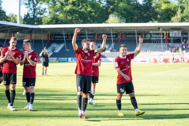 Volkan Celiktas (SG Sonnenhof Großaspach, 05) und Marius Kunde (SG Sonnenhof Großaspach, 16) freuen sich nach dem Sieg mit den Fans, SG Sonnenhof Großaspach vs. Fortuna Köln, Fussball, 3. Liga, 1. Spieltag, 08.08.2026, DFB regulations prohibit any use of photographs as image sequences and or quasi-video Aspach Baden-Wuerttemberg Deutschland *** Volkan Celiktas of SG Sonnenhof Großaspach, 05, and Marius Kunde of SG Sonnenhof Großaspach, 16, celebrate the victory with the fans; SG Sonnenhof Großaspach vs. Fortuna Köln, soccer, 3rd Division, Matchday 1, August 8, 2026, DFB regulations prohibit any use of photographs as image sequences and or quasi-video. Aspach, Baden-Württemberg, Germany Copyright: xkolbert-press PhilipxZieglerx