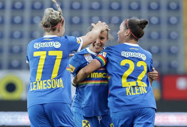 SOCCER - WCL, St.Poelten vs Sporting SANKT POELTEN,AUSTRIA,08.AUG.26 - SOCCER - UEFA Women s Champions League, qualification, SKN Sankt Poelten vs Sporting CP. Image shows the rejoicing of Diana Lemesova, Fanny Vago and Jennifer Klein (St.Poelten).  GEPAxpictures xWalterxLuger