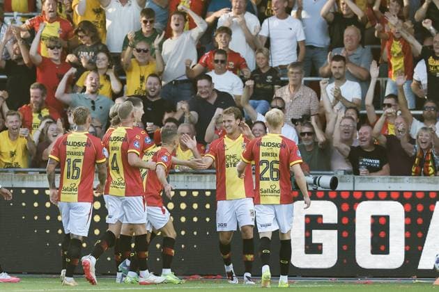 DEVENTER - Melle Meulensteen of Go Ahead Eagles (2nd right) receives congratulations after scoring the 2-1 goal during the Dutch Eredivisie match between Go Ahead Eagles and Willem II at De Adelaarshorst on August 8, 2026, in Deventer, the Netherlands. VINCENT JANNINK ANP Eredivisie 2026 27 xVIxANPxSportx xxANPxIVx 565100299 originalFilename: 565100299.jpg