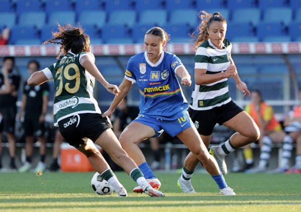 SOCCER - WCL, St.Poelten vs Sporting SANKT POELTEN,AUSTRIA,08.AUG.26 - SOCCER - UEFA Women s Champions League, qualification, SKN Sankt Poelten vs Sporting CP. Image shows Andreia Bravo (Lissabon) and Alma Aagaard (St.Poelten).  GEPAxpictures xWalterxLuger