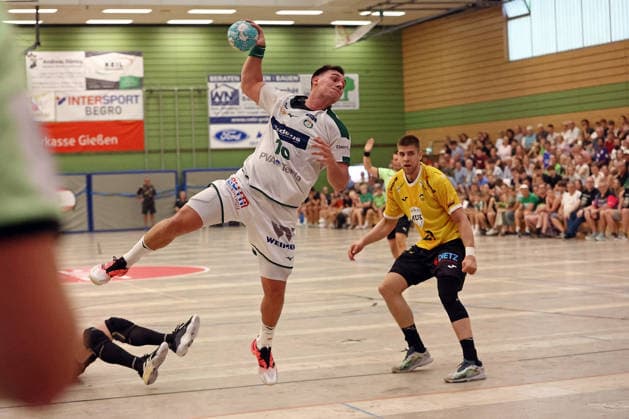 08.08.2026, xovx, Handball Lindencup, HSG Wetzlar - HSC 2000 Coburg v.l. Josip Simic (HSG Wetzlar), Leonards Valkovskis (HSC Coburg) Linden Stadthalle Hessen Deutschland (DE) *** August 8, 2026, xovx, Lindencup Handball Tournament, HSG Wetzlar vs. HSC 2000 Coburg; Josip Simic (HSG Wetzlar), Leonards Valkovskis (HSC Coburg); Linden Stadthalle, Hesse, Germany, DE