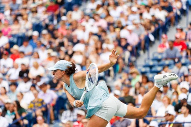 August 8, 2026, Toronto, On, Canada: Iga Swiatek of Poland serves the ball to Marta Kostyuk of Ukraine during round of 16 National Bank Open tennis action in Toronto, on Saturday, Aug. 8, 2026. Canada News - August 8, 2026  - ZUMAc35_ 20260808_zaf_c35_010 Copyright: xKeitoxNewmanx