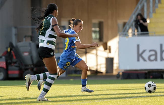 SOCCER - WCL, St.Poelten vs Sporting SANKT POELTEN,AUSTRIA,08.AUG.26 - SOCCER - UEFA Women s Champions League, qualification, SKN Sankt Poelten vs Sporting CP. Image shows Ashley Barron (Lissabon) and Fanny Vago (St.Poelten).  GEPAxpictures xWalterxLuger