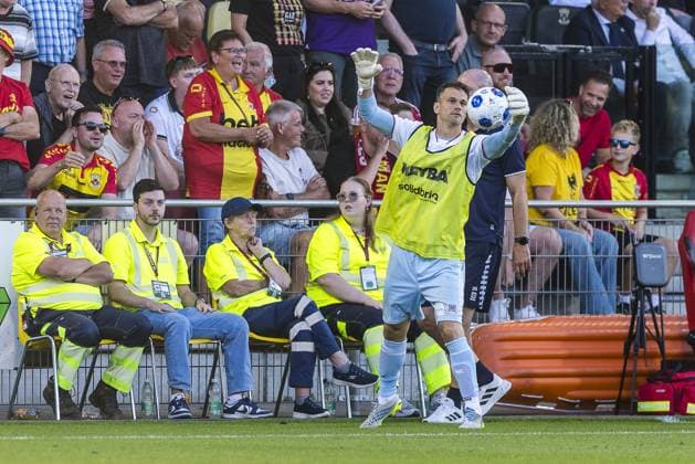 DEVENTER , 08-08-2026 , stadium De Adelaarshordt , season 2026 2027 , Dutch Eredivisie football , match between Go Ahead Eagles and Willem II , picture shows Willem II keeper Wouter van der Steen warming up Go Ahead Eagles - Willem II  x205556376x Copyright: