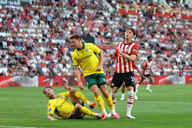 EINDHOVEN - (lr) Philip Brittijn of Fortuna Sittard, Syb van Ottele of Fortuna Sittard, Paul Wanner of PSV Eindhoven during the Dutch Eredivisie match between PSV and Fortuna Sittard at the Philips Stadium on August 8, 2026 in Eindhoven, the Netherlands. SONNY LENSEN ANP Eredivisie 2026 27 xVIxANPxSportx xxANPxIVx 565101147 originalFilename: 565101147.jpg