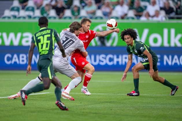 08.08.2026: Fußball, 2. Bundesliga: VfL Wolfsburg - 1. FC Kaiserslautern, 1. Spieltag in der Volkswagen Arena. Torwart Jakub Zielinski (VfL Wolfsburg) und Naatan Skyttä (1. FC Kaiserslautern) kämpfen um den Ball. WICHTIGER HINWEIS: Gemäß den Vorgaben der DFL und des DFB ist es untersagt, in dem Stadion und oder vom Spiel angefertigte Fotoaufnahmen in Form von Sequenzbildern und oder videoähnlichen Fotostrecken zu verwerten bzw. verwerten zu lassen. *** August 8, 2026 Soccer, 2. Bundesliga: VfL Wolfsburg vs. 1. FC Kaiserslautern, Matchday 1 at the Volkswagen Arena: Goalkeeper Jakub Zielinski of VfL Wolfsburg and Naatan Skyttä of 1. FC Kaiserslautern battle for the ball. IMPORTANT NOTICE: In accordance with the regulations of the DFL and the DFB, it is prohibited to use or allow the use of photographs taken in the stadium and or during the match in the form of sequential images and or video-like photo series Copyright: xDavidxInderliedx
