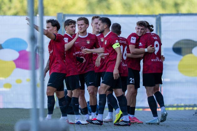 Kollektiver Torjubel nach dem 1:0 Treffer durch Loris Maier (SG Sonnenhof Großaspach, 27), SG Sonnenhof Großaspach vs. Fortuna Köln, Fussball, 3. Liga, 1. Spieltag, 08.08.2026, DFB regulations prohibit any use of photographs as image sequences and or quasi-video Aspach Baden-Wuerttemberg Deutschland *** Collective goal celebration after Loris Maier s 1-0 goal; SG Sonnenhof Großaspach, 27; SG Sonnenhof Großaspach vs. Fortuna Köln; soccer; 3rd Division; Matchday 1; August 8, 2026; DFB regulations prohibit any use of photographs as image sequences and or quasi-video. Aspach, Baden-Württemberg, Germany Copyright: xkolbert-press PhilipxZieglerx