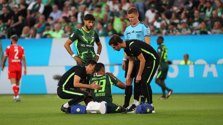 VfL vs. 1. FCK , 2. BL Wolfsburg, 08.08.2026, Fußball, Herren, 2. BL, Saison 2026 2027, VfL Wolfsburg vs. 1. FC Kaiserslautern: Robert Glatzel (VfL Wolfsburg) verletzt sich und muss behandelt werden. (DFL DFB REGULATIONS PROHIBIT ANY USE OF PHOTOGRAPHS as IMAGE SEQUENCES and or QUASI-VIDEO) Volkswagen Arena Niedersachsen Deutschland *** VfL vs. 1 FCK, 2nd Bundesliga Wolfsburg, August 8, 2026, Soccer, Men s, 2nd Bundesliga, 2026–2027 Season, VfL Wolfsburg vs. 1 FC Kaiserslautern: Robert Glatzel of VfL Wolfsburg is injured and requires medical attention. DFL and DFB regulations prohibit any use of photographs as image sequences and or quasi-video. Volkswagen Arena, Lower Saxony, Germany