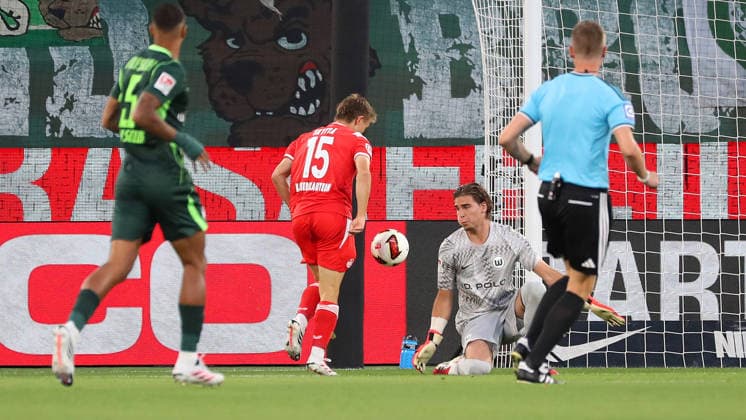 VfL vs. 1. FCK , 2. BL Wolfsburg, 08.08.2026, Fußball, Herren, 2. BL, Saison 2026 2027, VfL Wolfsburg vs. 1. FC Kaiserslautern: Naatan Skyttä (1. FC Kaiserslautern), Torwart Jakub Zielinski (VfL Wolfsburg) (DFL DFB REGULATIONS PROHIBIT ANY USE OF PHOTOGRAPHS as IMAGE SEQUENCES and or QUASI-VIDEO) Volkswagen Arena Niedersachsen Deutschland *** VfL vs. 1 FCK, 2. Bundesliga Wolfsburg, August 8, 2026, Soccer, Men s, 2. Bundesliga, 2026–2027 Season, VfL Wolfsburg vs. 1. FC Kaiserslautern, Naatan Skyttä (1. FC Kaiserslautern), Goalkeeper Jakub Zielinski (VfL Wolfsburg). DFL and DFB regulations prohibit any use of photographs as image sequences and or quasi-video. Volkswagen Arena, Lower Saxony, Germany