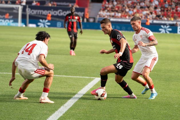 Deutschland: 08.08.2026, Saisoneröffnung - Bayer 04 Leverkusen vs FC Sevilla, BayArena (Leverkusen): Die Sevilla Abwehr versucht Patrik Schick den Ball abzunehmen Leverkusen Deutschland *** Germany, August 8, 2026, Season Opener: Bayer 04 Leverkusen vs. FC Sevilla, BayArena, Leverkusen. The Sevilla defense tries to take the ball away from Patrik Schick. Leverkusen, Germany Copyright: xMijoxLubecx