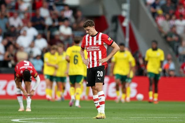 EINDHOVEN - Guus Til of PSV Eindhoven is disappointed after the 0-1 defeat during the Dutch Eredivisie match between PSV and Fortuna Sittard at the Philips Stadium on August 8, 2026, in Eindhoven, the Netherlands. SONNY LENSEN ANP Eredivisie 2026 27 xVIxANPxSportx xxANPxIVx 565102806 originalFilename: 565102806.jpg
