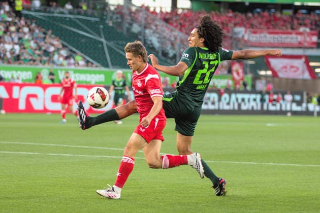 08.08.2026 Fußball Herren 2026 2027 2. Bundesliga 1. Spieltag VfL Wolfsburg - 1. FC Kaiserslautern Volkswagen Arena Wolfsburg Mathys Angely (Wolfsburg, 22, grün) kann den Ball nicht vor Naatan Skyttä (Kaiserslautern, 15, rot) klären. Wolfsburg Niedersachsen Deutschland *** August 8, 2026 Men s Soccer 2026–2027 2. Bundesliga Matchday 1 VfL Wolfsburg 1 FC Kaiserslautern Volkswagen Arena, Wolfsburg Mathys Angely (Wolfsburg), 22, green, is unable to clear the ball past Naatan Skyttä of Kaiserslautern, 15, red, Wolfsburg, Lower Saxony, Germany