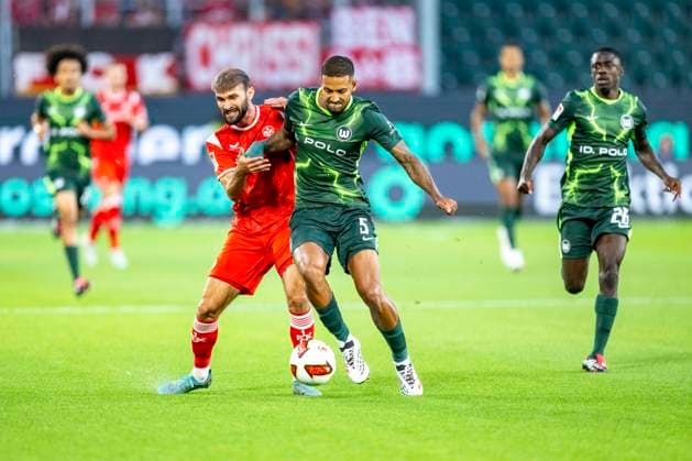 08.08.2026: Fußball, 2. Bundesliga: VfL Wolfsburg - 1. FC Kaiserslautern, 1. Spieltag in der Volkswagen Arena. Simon Asta (1. FC Kaiserslautern) (l) und Vinicius Souza (VfL Wolfsburg) kämpfen um den Ball. WICHTIGER HINWEIS: Gemäß den Vorgaben der DFL und des DFB ist es untersagt, in dem Stadion und oder vom Spiel angefertigte Fotoaufnahmen in Form von Sequenzbildern und oder videoähnlichen Fotostrecken zu verwerten bzw. verwerten zu lassen. *** August 8, 2026 Soccer, 2. Bundesliga: VfL Wolfsburg vs. 1. FC Kaiserslautern, Matchday 1 at the Volkswagen Arena: Simon Asta (1. FC Kaiserslautern) and Vinicius Souza (VfL Wolfsburg) battle for the ball. IMPORTANT NOTICE: In accordance with the guidelines of the DFL and the DFB, it is prohibited to use or allow the use of photographs taken in the stadium and or during the match in the form of sequential images and or video-like photo sequences Copyright: xDavidxInderliedx